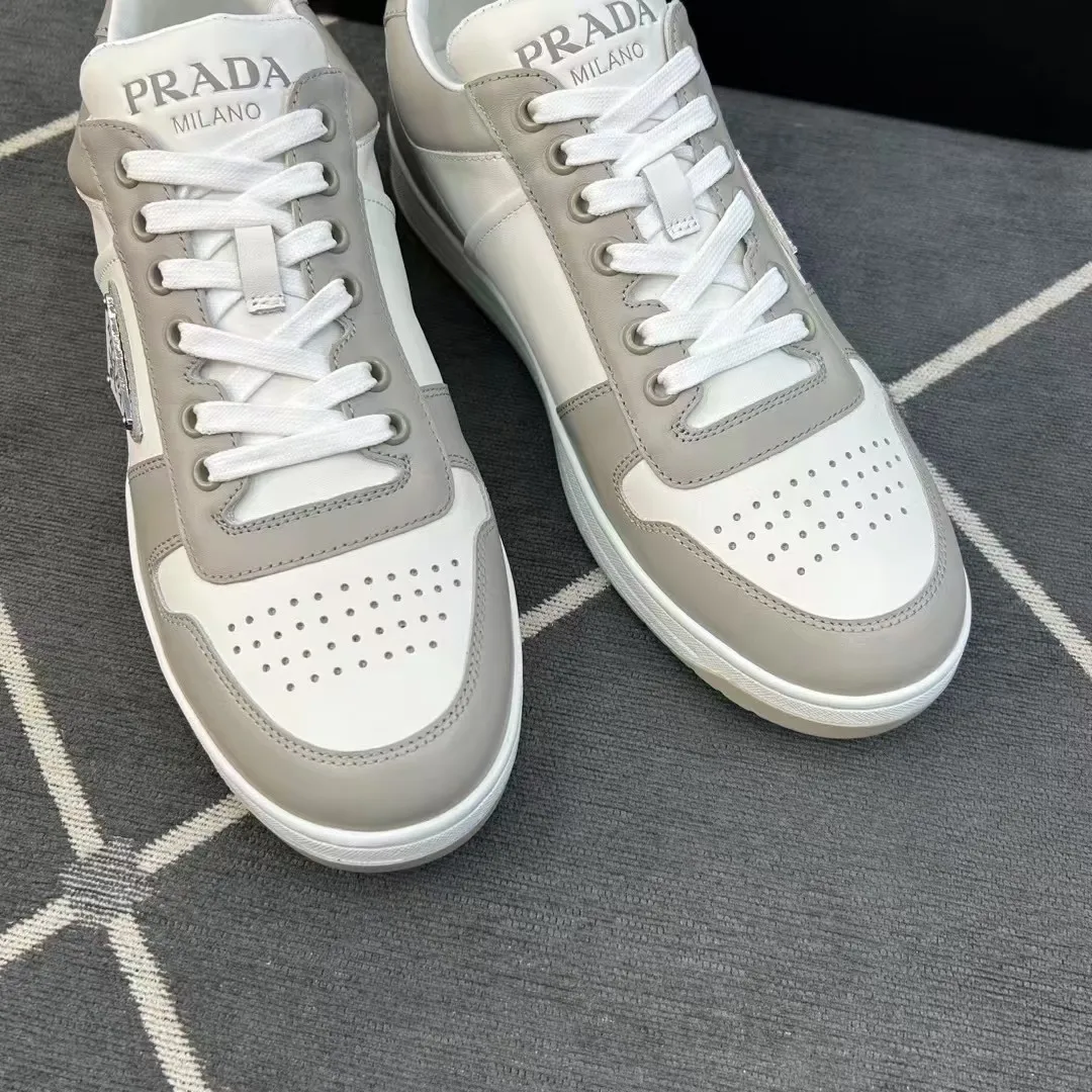 P380 Yuan 38-45 Prada Prada’s new men’s leather sports shoes, the highest version on the market, any comparison is welcome🆚! The original leather has excellent texture and is super high-end! Fetal sheep net lining imported from Italy, removable pad! Luxurious materials and fine workmanship, highly recommended!